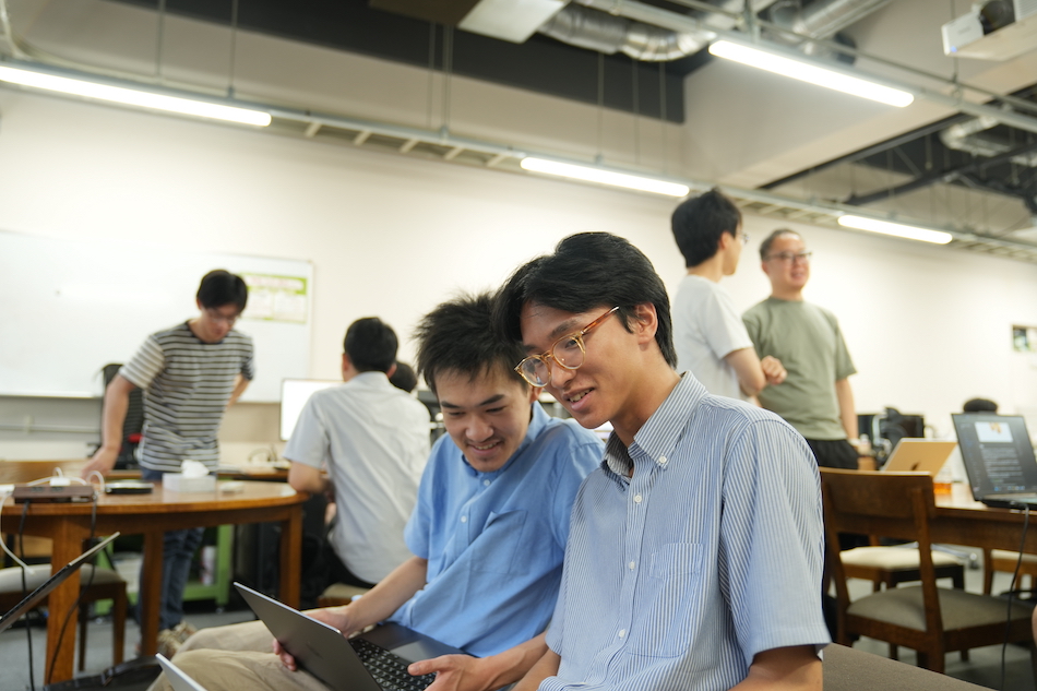 ミーティング終了後、談笑中のSUZUKI TakuroさんとADZIMAN Mohammad Azka Hafizhさん
