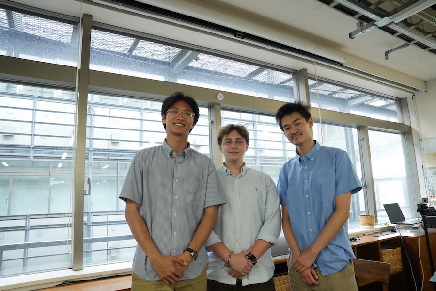 ADZIMAN Mohammad Azka Hafizhさん、MEGAHAN Nicholas Ryanさん、SUZUKI Takuroさん3名の留学生が川原研究室の新たなメンバーとして参加